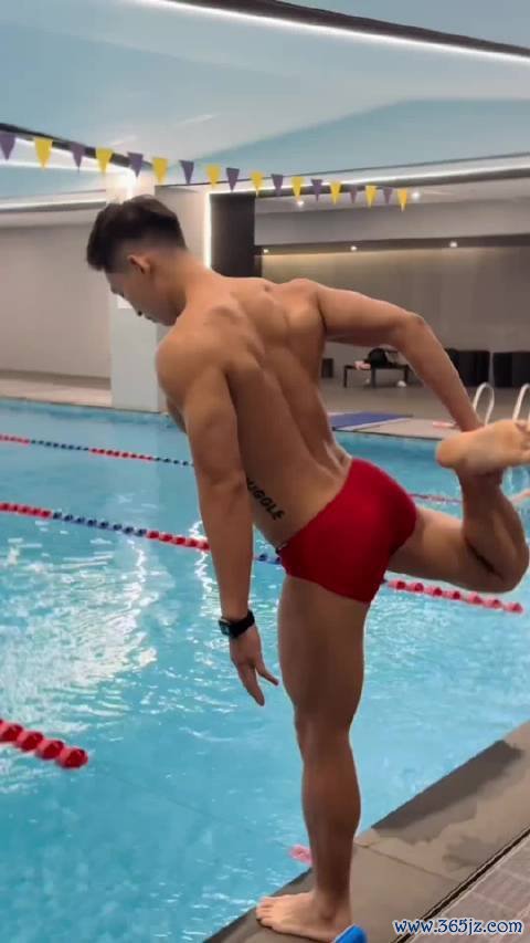 肌肉黑皮汉子游水前热身算作开云体育(中国)官方网站